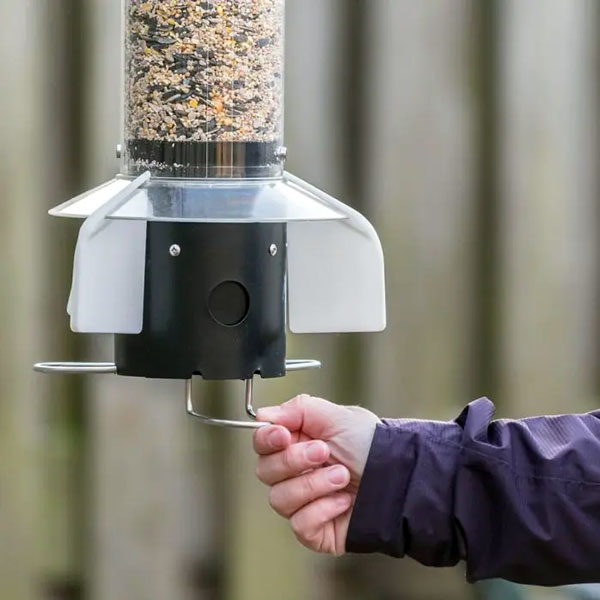Leto bird feeder with weight activated ports